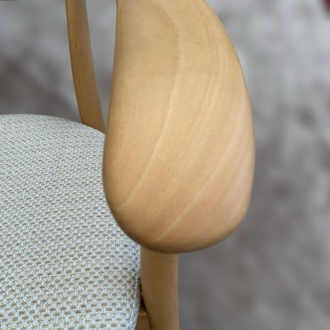 飛騨産業 クレセント(CRESCENT) 木製アームチェア 白色の布張り