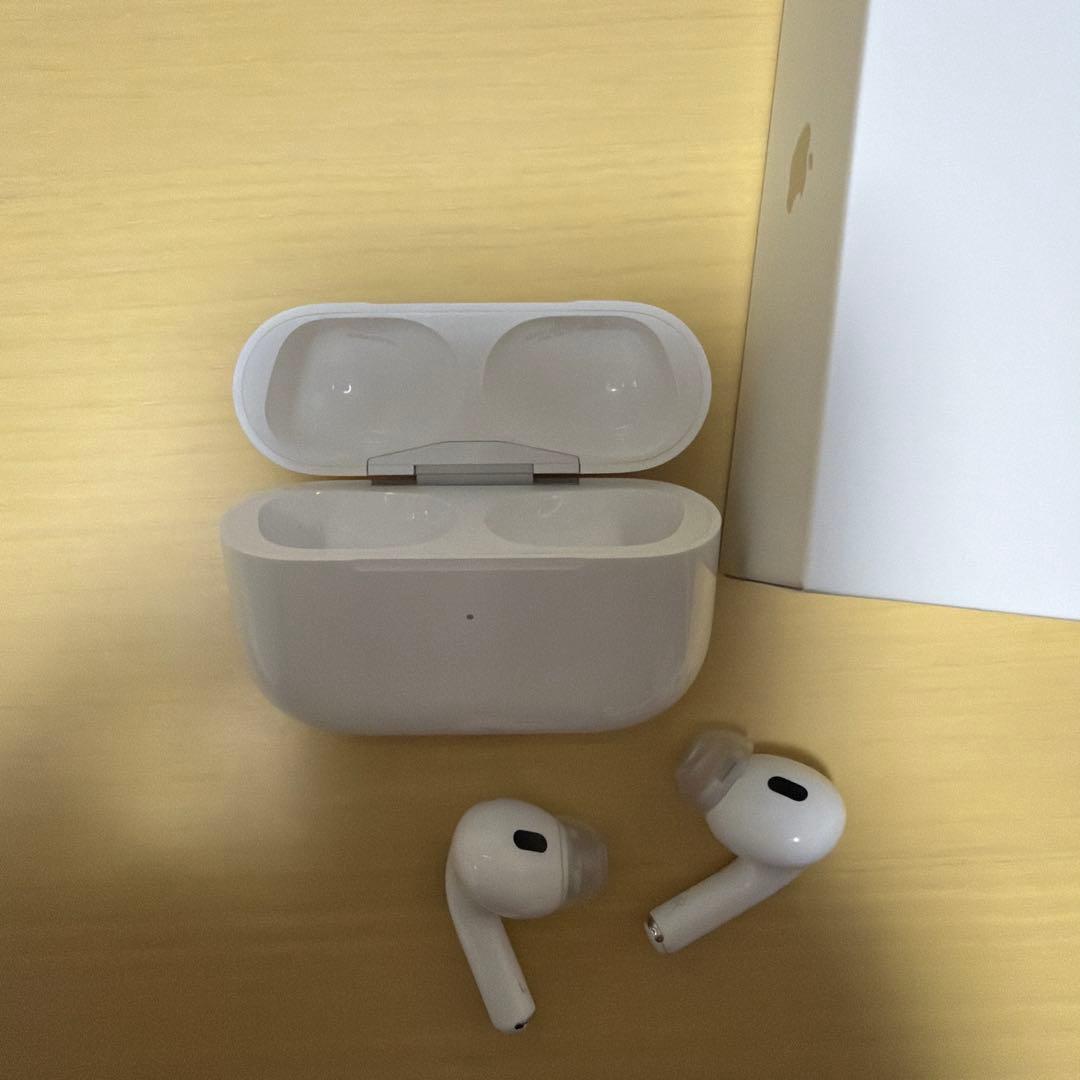 AirPods Pro第2世代のホワイトワイヤレスイヤホン、箱、充電ケース付き。
